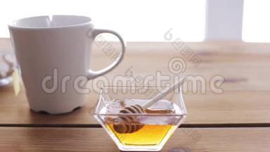 用茶包和蜂蜜倒入热水杯